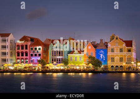 Colorata architettura olandese linee il wharf a Willemstad, Curacao, Paesi Bassi Antille Foto Stock