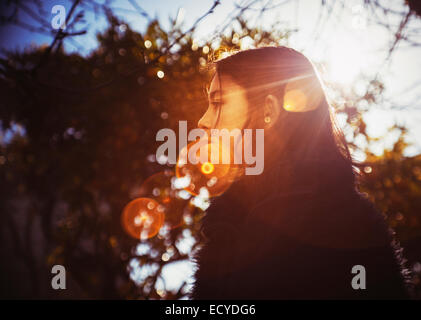 Profilo di razza mista ragazza all'aperto Foto Stock
