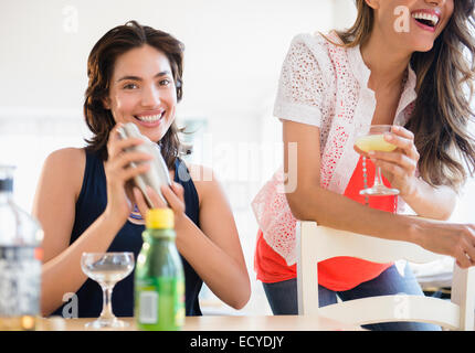 Donne ispaniche cocktail di miscelazione a parte Foto Stock