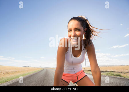 Runner caucasici in appoggio sulla strada remoter Foto Stock