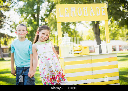 Caucasian fratello e sorella e sorridente a lemonade stand Foto Stock