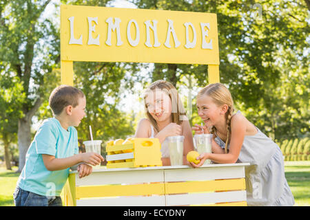 Bambini caucasici parlando a lemonade stand Foto Stock