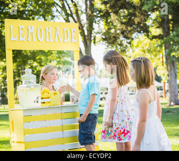 Bambini caucasici acquistare bevande al lemonade stand Foto Stock