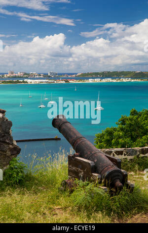 Fort Louis affacciato sulla baia di Marigot, Marigot, Saint Martin, West Indies Foto Stock