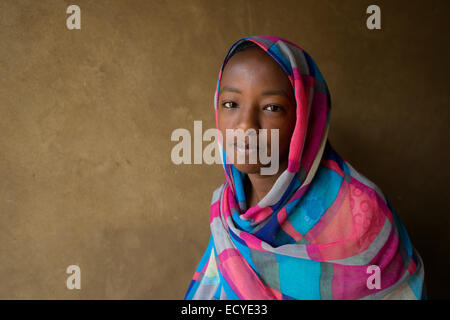 Ragazza Nubiano in casa sua, Sudan Foto Stock