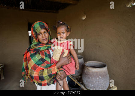 Nubian donna nel deserto del Sahara, Sudan Foto Stock