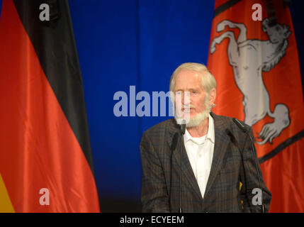 Hannover, Germania. 22 dic 2014. Fondatore dell'organizzazione umanitaria Cap Anamur, Rupert Neudeck, parla durante la cerimonia dello stato per la fine dell ex Premier della Bassa Sassonia Ernst Albrecht alla opera house di Hannover, Germania, 22 dicembre 2014. Albrecht è deceduto il 13 dicembre 2014. Foto: Peter Steffen/dpa/Alamy Live News Foto Stock