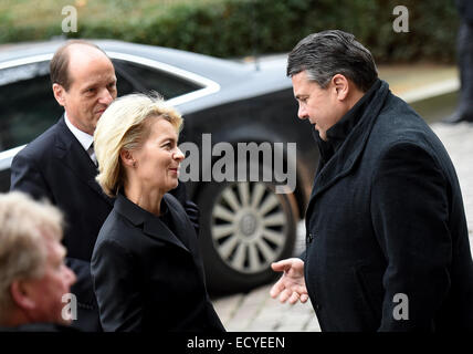 Hannover, Germania. 22 dic 2014. Il Ministro della Difesa tedesco, Ursula von der Leyen (CDU) e presidente della SPD Sigmar GABRIEL (R) grande vicenda come essi arrivano per la cerimonia dello stato per la fine dell ex Premier della Bassa Sassonia Ernst Albrecht di Hannover, Germania, 22 dicembre 2014. Albrecht è deceduto il 13 dicembre 2014. Foto: Holger Hollemann/dpa/Alamy Live News Foto Stock