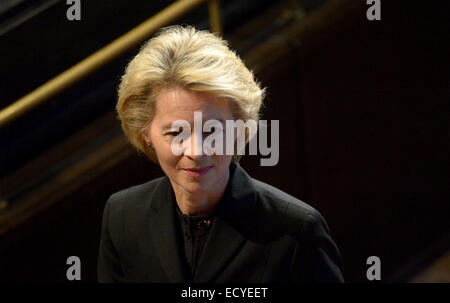 Hannover, Germania. 22 dic 2014. Il Ministro della Difesa tedesco, Ursula von der Leyen (CDU) assiste la cerimonia dello stato per la fine dell ex Premier della Bassa Sassonia Ernst Albrecht alla opera house di Hannover, Germania, 22 dicembre 2014. Albrecht è deceduto il 13 dicembre 2014. Foto: Peter Steffen/dpa/Alamy Live News Foto Stock