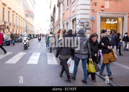 Roma, Italia. 22 dic 2014. Via del Corso è occupato con gli acquirenti con due giorni a sinistra fino a che le vacanze di Natale del credito: amer ghazzal/Alamy Live News Foto Stock