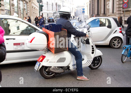 Roma, Italia. 22 dic 2014. Via del Corso è occupato con gli acquirenti con due giorni a sinistra fino a che le vacanze di Natale del credito: amer ghazzal/Alamy Live News Foto Stock