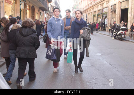 Roma, Italia. 22 dic 2014. Via del Corso è occupato con gli acquirenti con due giorni a sinistra fino a che le vacanze di Natale del credito: amer ghazzal/Alamy Live News Foto Stock