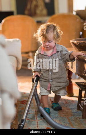 Caucasian baby boy aspira il soggiorno rug Foto Stock