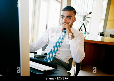 Medio Orientali imprenditore lavora al computer in ufficio Foto Stock