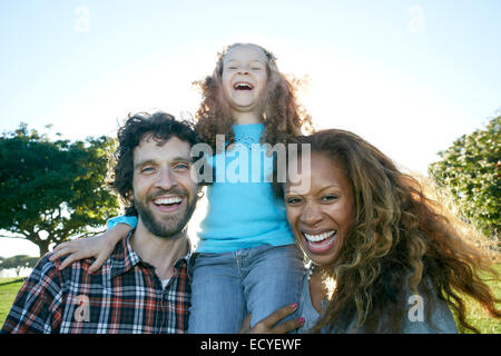 Famiglia ridere insieme all'aperto Foto Stock