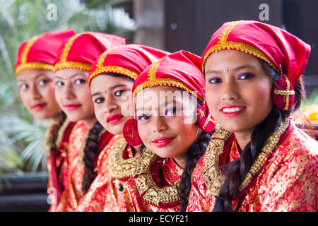 Ragazze vestiti in abiti tradizionali a Kathmandu in Nepal Foto Stock