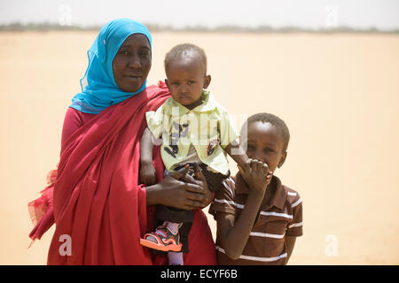 Nubian madre con i suoi figli nel deserto del Sahara, Sudan Foto Stock