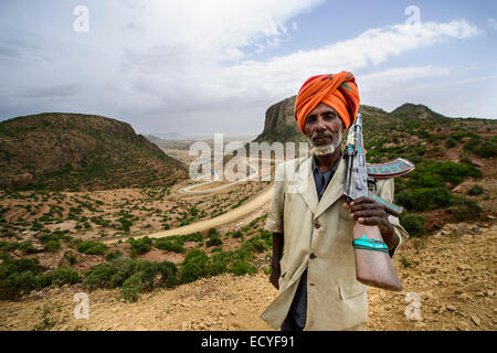 Gli abitanti di un villaggio di proteggere volontariamente il loro tratto di terreno da banditi gli attacchi, Simien Mountains, Etiopia Foto Stock