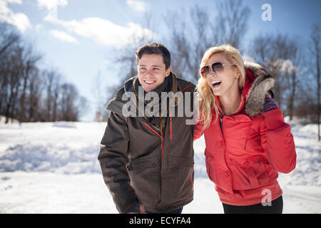 Coppia caucasica abbracciando in inverno Foto Stock