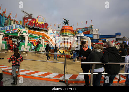 Oktoberfest Monaco di Baviera persone in attesa ride Foto Stock