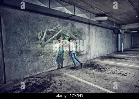 Razza mista ragazza nel parcheggio a giocare con la riflessione in foresta Foto Stock