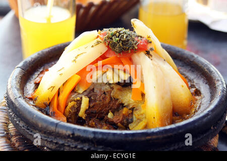 Il Marocco piatto nazionale - tajine di soddisfare con verdure Foto Stock