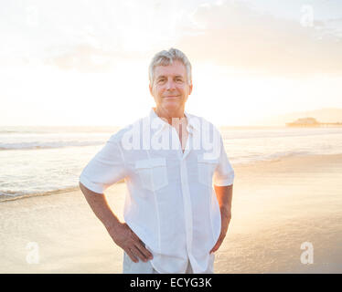 Uomo caucasico sorridente sulla spiaggia Foto Stock