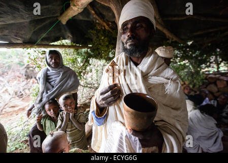 Sacerdote della chiesa ortodossa etiope, Etiopia Foto Stock