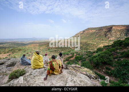 Sacerdote a Abba Yohanni rupestri chiesa, Tigray, Etiopia Foto Stock