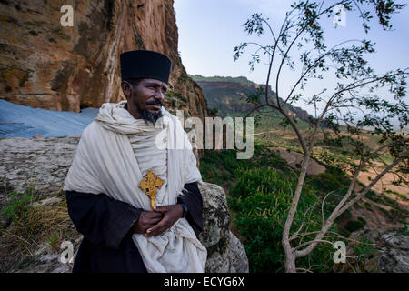 Sacerdote a Abba Yohanni rupestri chiesa, Tigray, Etiopia Foto Stock