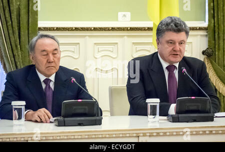 Kiev, Ucraina, 22 dic 2014. Presidente Nursultan Nazarbayev e Presidente Petro Poroshenko -- Presidente kazako Nursultan Nazarbayev arrivati a Kiev per una visita di lavoro il lunedì, 22 dicembre 2014. I presidenti di Ucraina e Kazakistan considerare Minsk accordo come base per risolvere la crisi nella Donbas. Nazarbayev ha espresso la fiducia che attraverso gli accordi di Minsk può uscire dalla crisi. Credito: Igor Golovnov/Alamy Live News Foto Stock