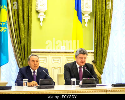 Kiev, Ucraina, 22 dic 2014. Presidente Nursultan Nazarbayev e Presidente Petro Poroshenko -- Presidente kazako Nursultan Nazarbayev arrivati a Kiev per una visita di lavoro il lunedì, 22 dicembre 2014. I presidenti di Ucraina e Kazakistan considerare Minsk accordo come base per risolvere la crisi nella Donbas. Nazarbayev ha espresso la fiducia che attraverso gli accordi di Minsk può uscire dalla crisi. Credito: Igor Golovnov/Alamy Live News Foto Stock