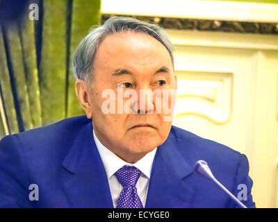 Kiev, Ucraina, 22 dic 2014. Presidente Nursultan Nazarbayev -- Presidente kazako Nursultan Nazarbayev arrivati a Kiev per una visita di lavoro il lunedì, 22 dicembre 2014. I presidenti di Ucraina e Kazakistan considerare Minsk accordo come base per risolvere la crisi nella Donbas. Nazarbayev ha espresso la fiducia che attraverso gli accordi di Minsk può uscire dalla crisi. Credito: Igor Golovnov/Alamy Live News Foto Stock