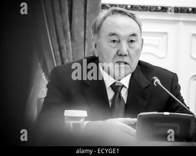 Presidente Nursultan Nazarbayev -- Presidente kazako Nursultan Nazarbayev arrivati a Kiev per una visita di lavoro il lunedì, 22 dicembre 2014. I presidenti di Ucraina e Kazakistan considerare Minsk accordo come base per risolvere la crisi nella Donbas. Nazarbayev ha espresso la fiducia che attraverso gli accordi di Minsk può uscire dalla crisi. Foto Stock