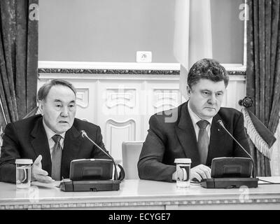 Presidente Nursultan Nazarbayev e Presidente Petro Poroshenko -- Presidente kazako Nursultan Nazarbayev arrivati a Kiev per una visita di lavoro il lunedì, 22 dicembre 2014. I presidenti di Ucraina e Kazakistan considerare Minsk accordo come base per risolvere la crisi nella Donbas. Nazarbayev ha espresso la fiducia che attraverso gli accordi di Minsk può uscire dalla crisi. Foto Stock