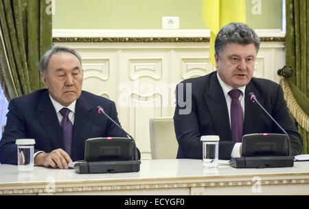 Dic. 22, 2014 - Presidente Nursultan Nazarbayev e Presidente Petro Poroshenko -- Presidente kazako Nursultan Nazarbayev arrivati a Kiev per una visita di lavoro il lunedì, 22 dicembre 2014. I presidenti di Ucraina e Kazakistan considerare Minsk accordo come base per risolvere la crisi nella Donbas. Nazarbayev ha espresso la fiducia che attraverso gli accordi di Minsk può uscire dalla crisi. © Igor Golovniov/ZUMA filo/Alamy Live News Foto Stock