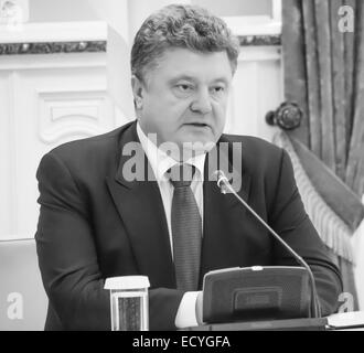 Dic. 22, 2014 - Presidente Petro Poroshenko -- Presidente kazako Nursultan Nazarbayev arrivati a Kiev per una visita di lavoro il lunedì, 22 dicembre 2014. I presidenti di Ucraina e Kazakistan considerare Minsk accordo come base per risolvere la crisi nella Donbas. Nazarbayev ha espresso la fiducia che attraverso gli accordi di Minsk può uscire dalla crisi. © Igor Golovniov/ZUMA filo/Alamy Live News Foto Stock