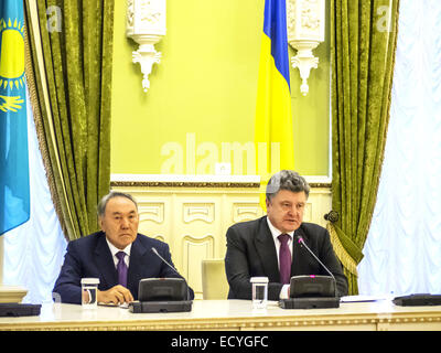 Dic. 22, 2014 - Presidente Nursultan Nazarbayev e Presidente Petro Poroshenko -- Presidente kazako Nursultan Nazarbayev arrivati a Kiev per una visita di lavoro il lunedì, 22 dicembre 2014. I presidenti di Ucraina e Kazakistan considerare Minsk accordo come base per risolvere la crisi nella Donbas. Nazarbayev ha espresso la fiducia che attraverso gli accordi di Minsk può uscire dalla crisi. © Igor Golovniov/ZUMA filo/Alamy Live News Foto Stock