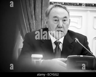 Dic. 22, 2014 - Presidente Nursultan Nazarbayev -- Presidente kazako Nursultan Nazarbayev arrivati a Kiev per una visita di lavoro il lunedì, 22 dicembre 2014. I presidenti di Ucraina e Kazakistan considerare Minsk accordo come base per risolvere la crisi nella Donbas. Nazarbayev ha espresso la fiducia che attraverso gli accordi di Minsk può uscire dalla crisi. © Igor Golovniov/ZUMA filo/Alamy Live News Foto Stock