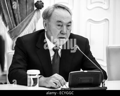 Dic. 22, 2014 - Presidente Nursultan Nazarbayev -- Presidente kazako Nursultan Nazarbayev arrivati a Kiev per una visita di lavoro il lunedì, 22 dicembre 2014. I presidenti di Ucraina e Kazakistan considerare Minsk accordo come base per risolvere la crisi nella Donbas. Nazarbayev ha espresso la fiducia che attraverso gli accordi di Minsk può uscire dalla crisi. © Igor Golovniov/ZUMA filo/Alamy Live News Foto Stock