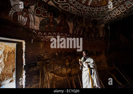 Sacerdote in Abuna Yemata rupestri chiesa, Etiopia Foto Stock