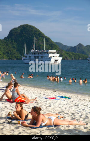 I turisti si può prendere il sole sulla spiaggia nella baia di Ha Long, Vietnam. Foto Stock