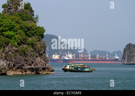 Casa di barche e navi container nella Baia di Ha Long, Vietnam. Foto Stock
