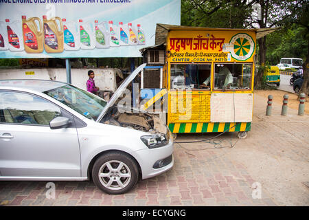 Il test delle emissioni di Delhi, India Foto Stock