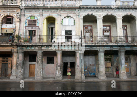 L'Avana, Cuba - Giugno 12, 2011: cubani andare circa la loro vita quotidiana contro uno sfondo di classica architettura coloniale. Foto Stock