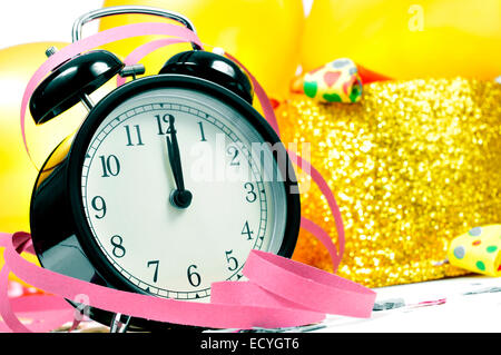 Un orologio a dodici, palloncini e golden top hat, partito di corna, stelle filanti e coriandoli per il nuovo partito anni Foto Stock