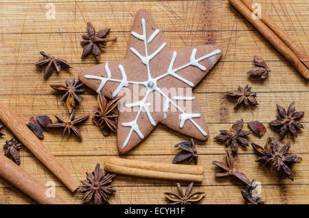 A forma di fiocco di neve gingerbread cookie con bastoncini di cannella e anice Foto Stock