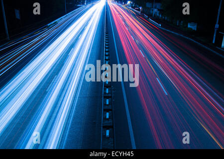 Il traffico di notte con tracce offuscata dalle automobili Foto Stock