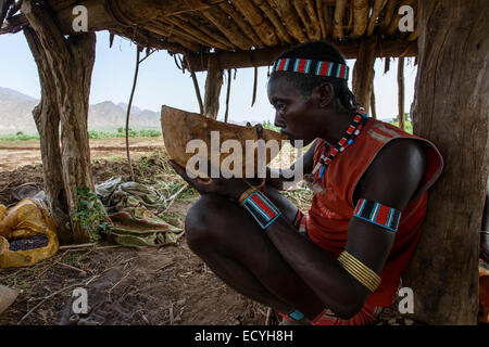 Uomo di Hamar tribù bere vino homebrew, Weyto, Etiopia Foto Stock