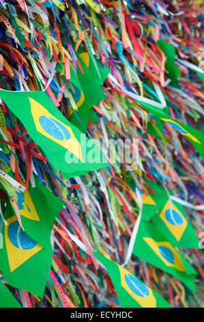 Il brasiliano bandiere su una parete di wish nastri presso la famosa Chiesa Igrega Nosso Senhor do Bonfim Salvador Bahia Brasile Foto Stock